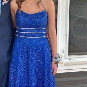 Prom dress
Blue
Brand colors
Size 10
Best offer
Worn 3 times 
Halter straps